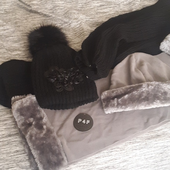 Lot of 3 scarfs 2 beanie hats and gloves bundle - Picture 2 of 4